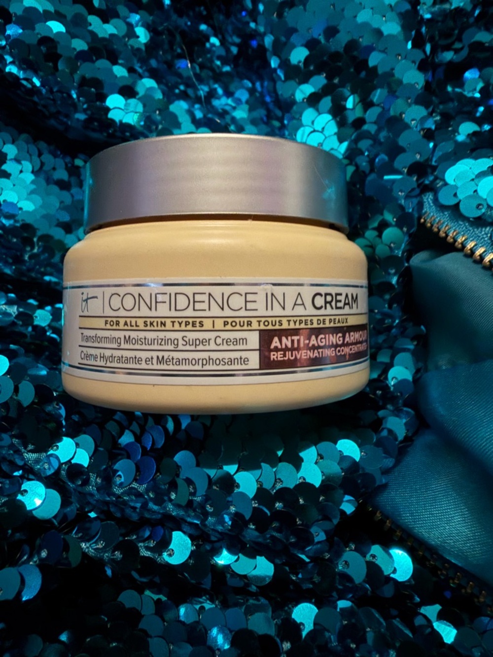 IT Cosmetics Confidence in a Cream Anti-Aging Facial Moisturizer. - Picture 7 of 10